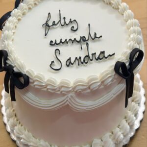 Customizable cake – serves 10